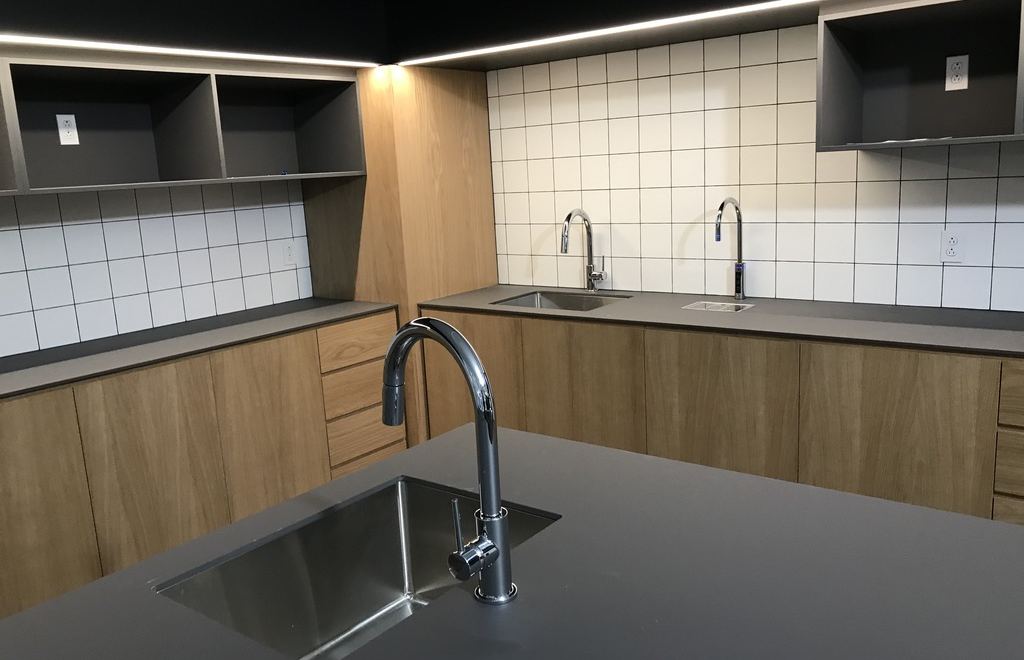 Cuisine d’entreprise moderne avec robinets Idrate intégrés au comptoir