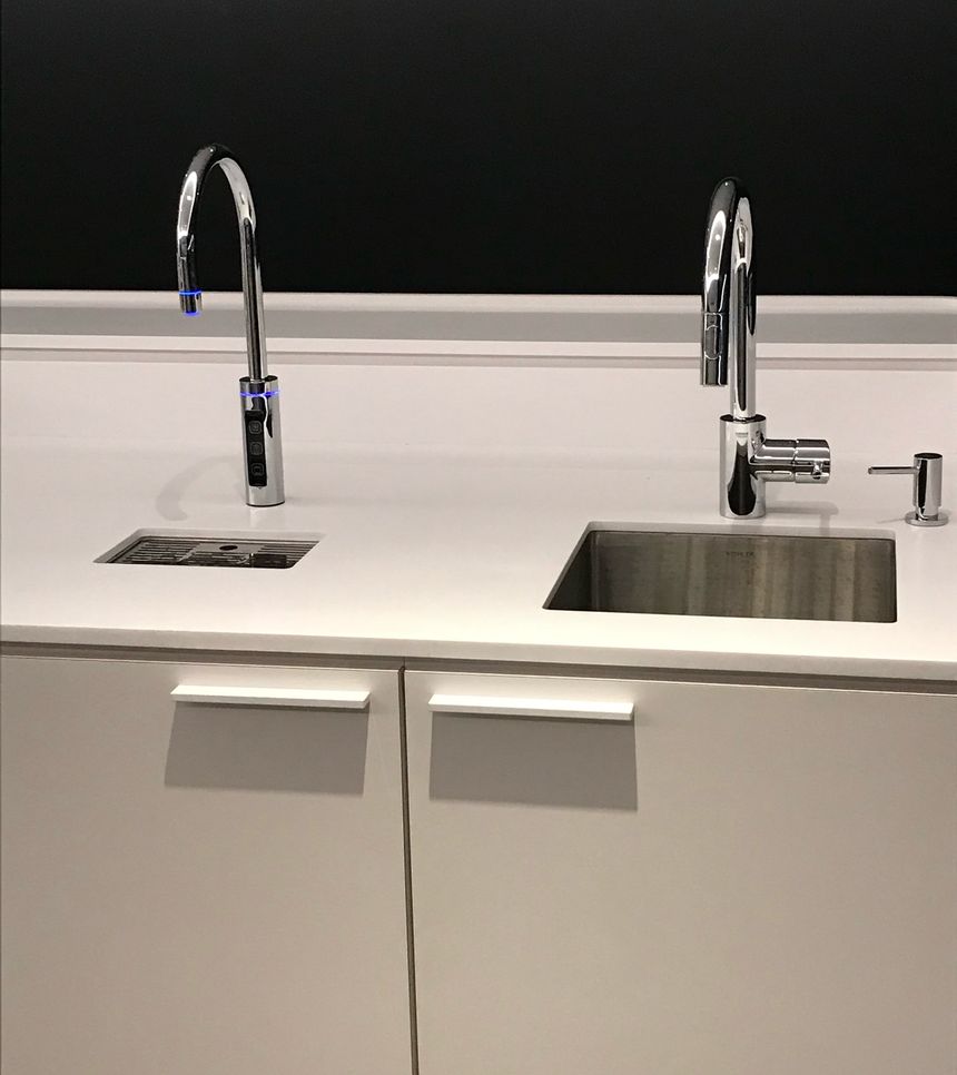Installation réelle du système sous-comptoir I1 : robinet col de cygne tactile avec DEL bleue dans une cuisine d’entreprise